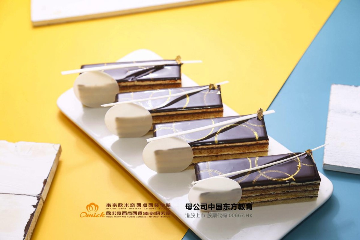 开蛋糕店是去培训学校还是实体店,加盟蛋糕店前期培训要自己出钱吗