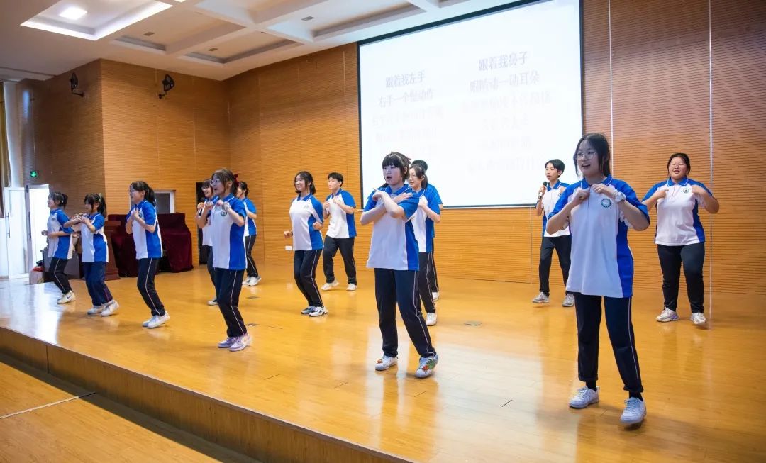 挥洒青春活力放飞青春梦想,激扬青春放飞梦想主题班会设计