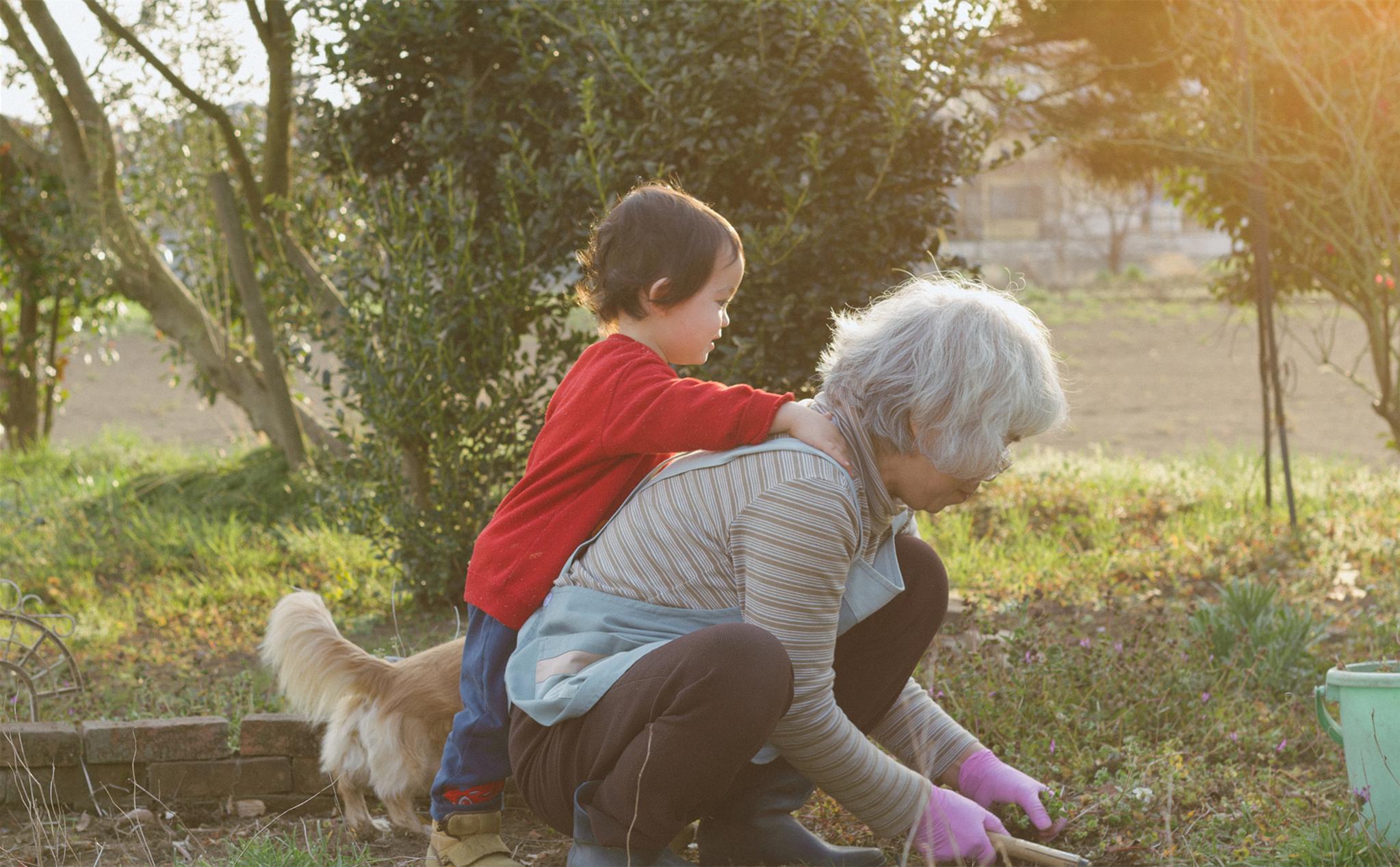 婆婆带着孙子来伺候我坐月子,婆婆过来伺候我儿媳妇坐月子
