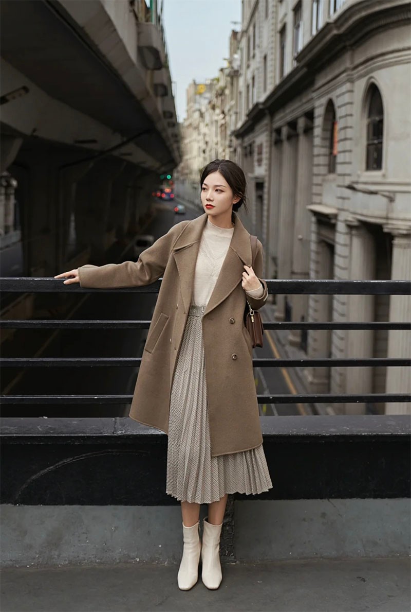 百褶裙长款搭配什么大衣好看,冬季50岁女人大衣百褶裙街拍