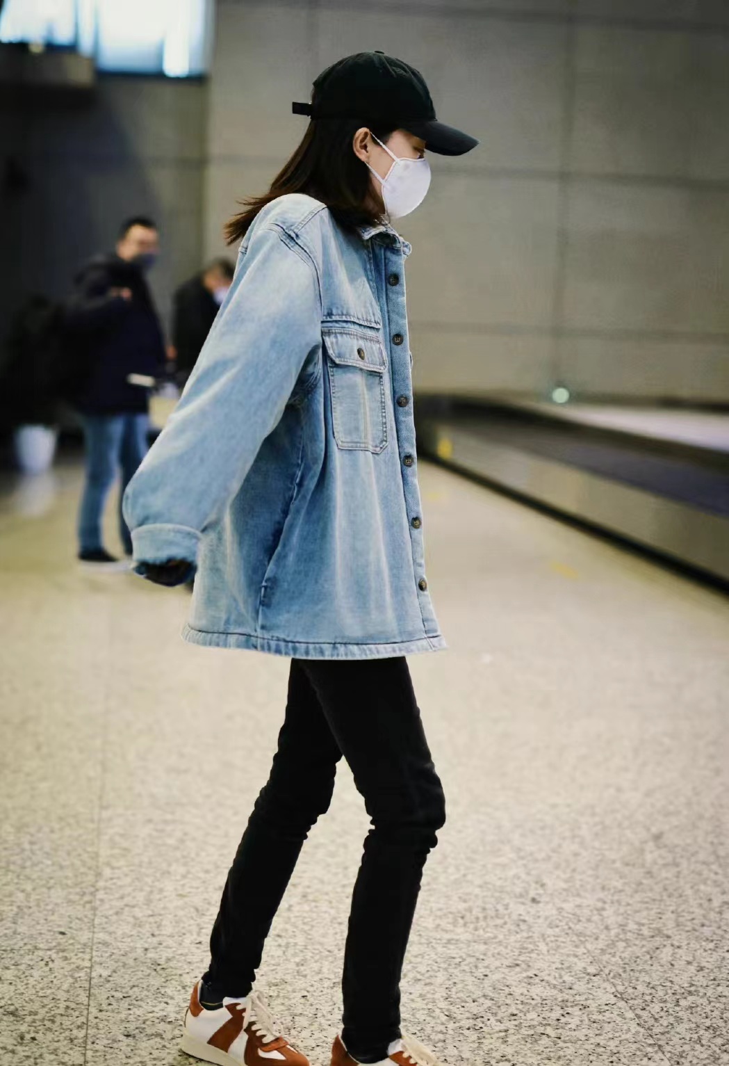 张小斐机场穿搭饼干鞋,张小斐的牛仔马甲配牛仔短裤