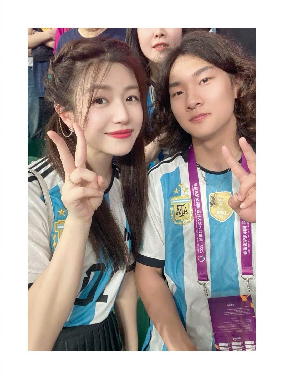 陈妍希和儿子看足球,陈妍希带孩子探班