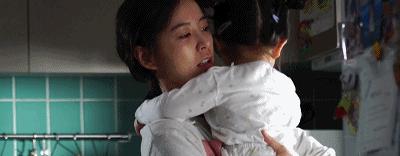 贵州妈妈将婴儿脸朝下摔地后转身就走:女人的崩溃,往往从这一点开始