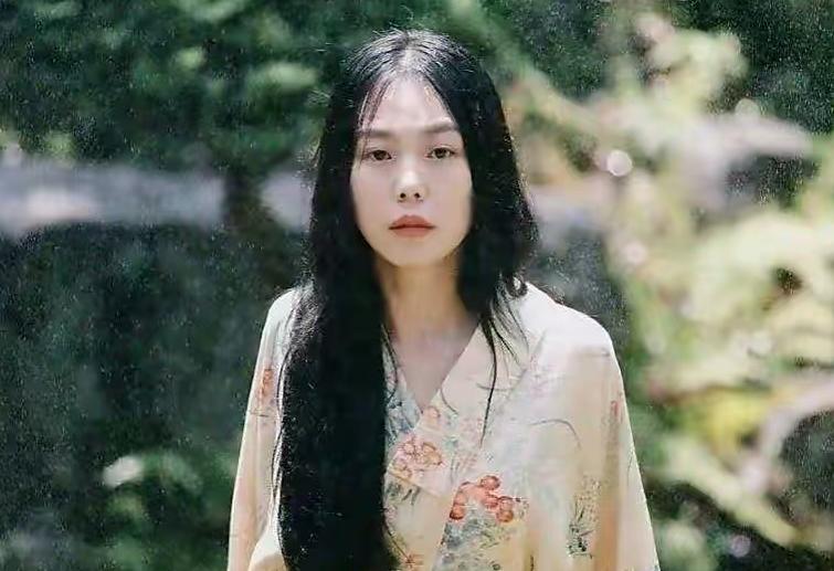 她是所有韩国男人的女神，却甘愿当小三嫁57岁导演，败尽多年名声