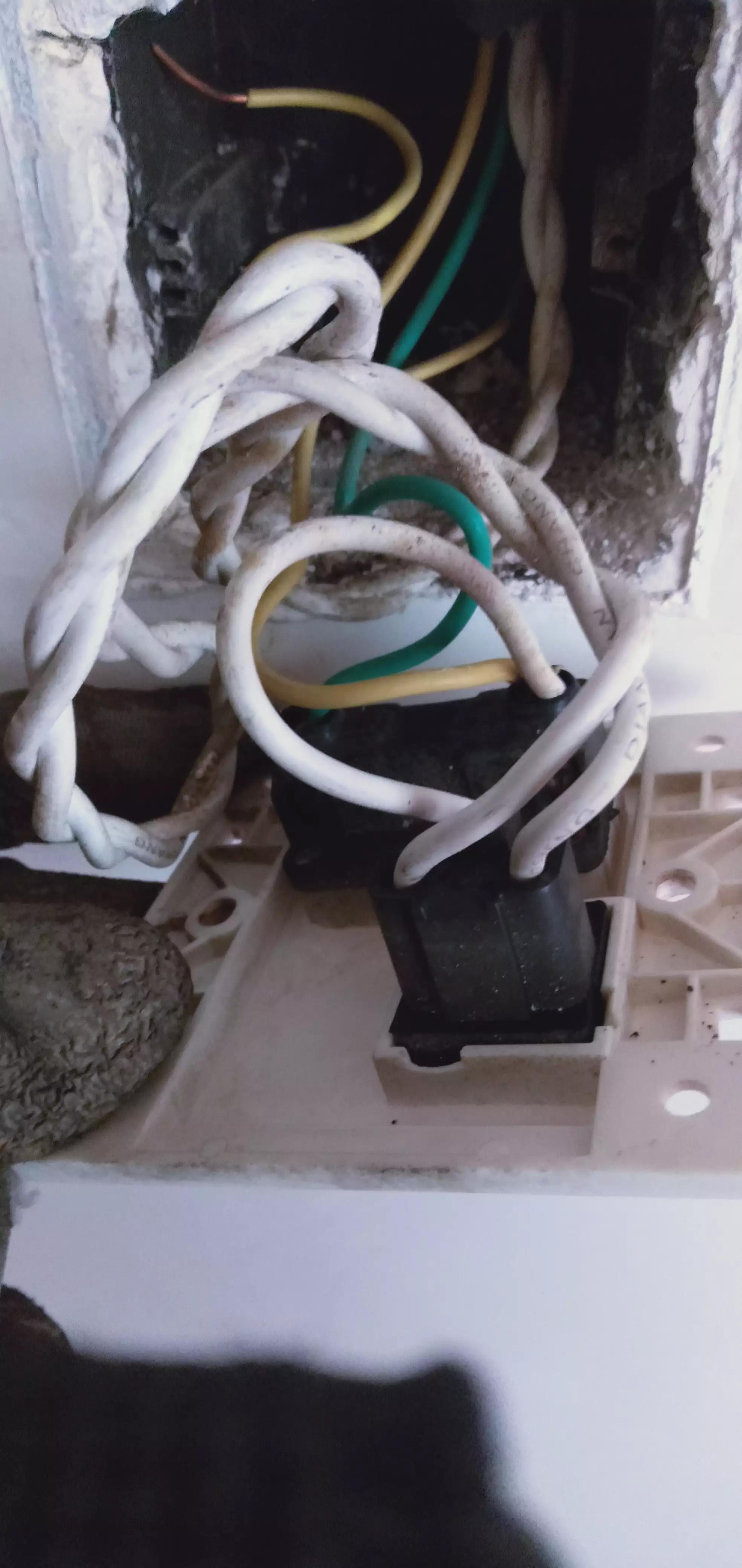 单开二孔插座只控制灯怎么接,一开五孔插座怎么接两开关控制灯