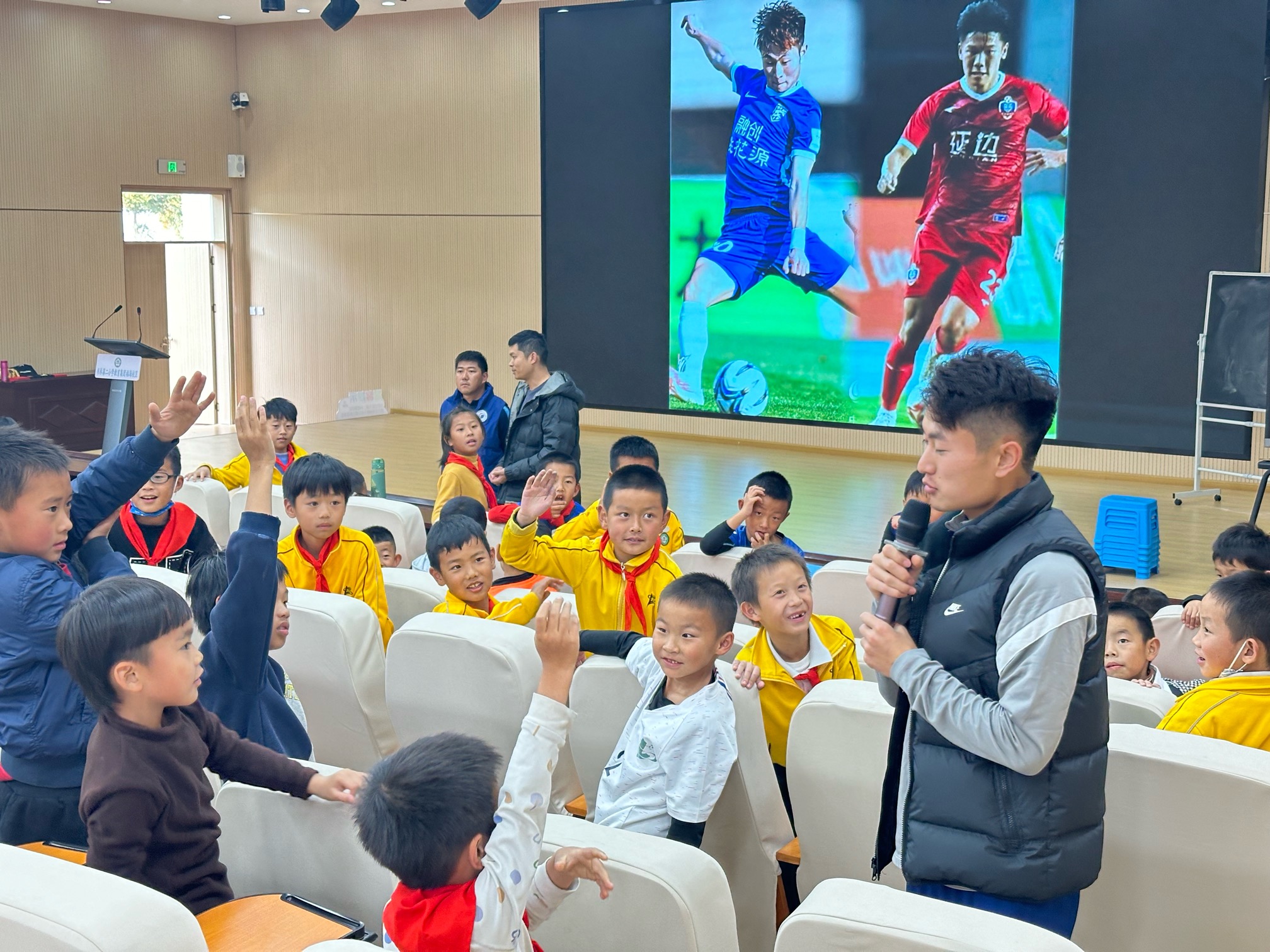 中超球员走进校园,中超云南籍球员
