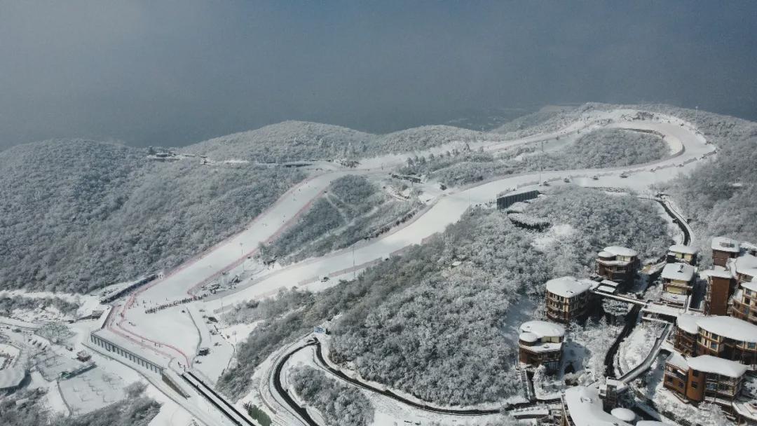 冬奥点燃冰雪热滑雪场迎客流高峰,冬奥点燃冰雪激情