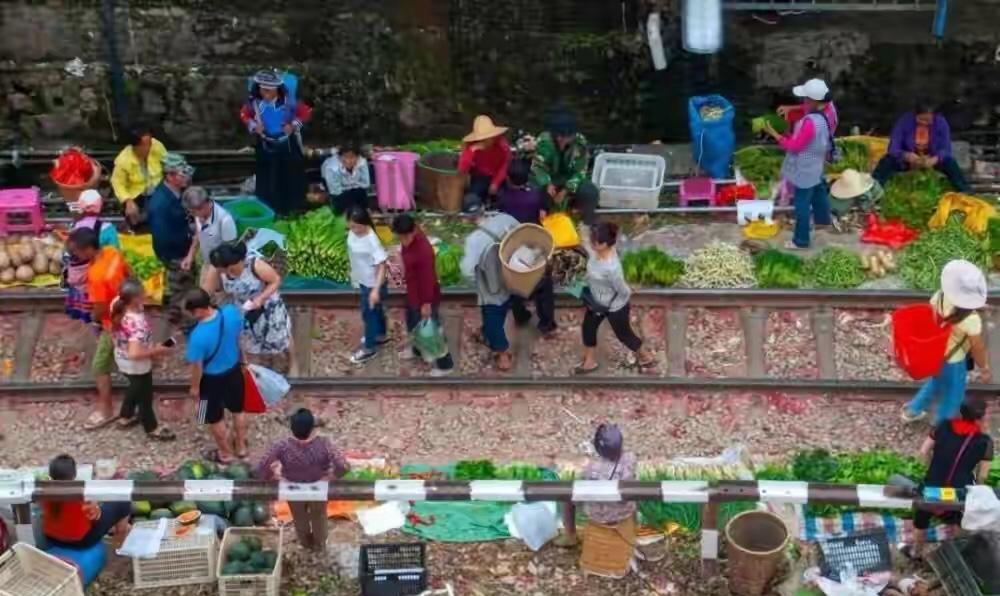 云南红河州，清朝遗留下来的火车集市：很多人误以为是印度