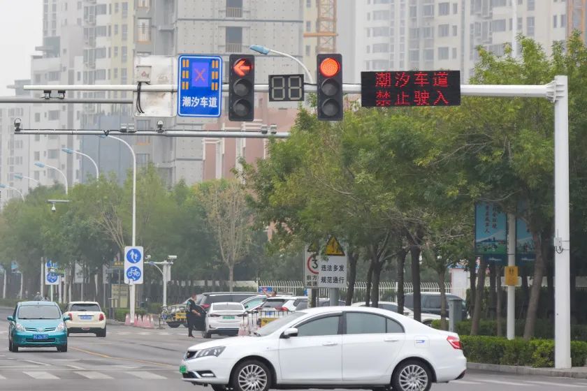 全市首条智能潮汐车道试运行,泰达潮汐车道