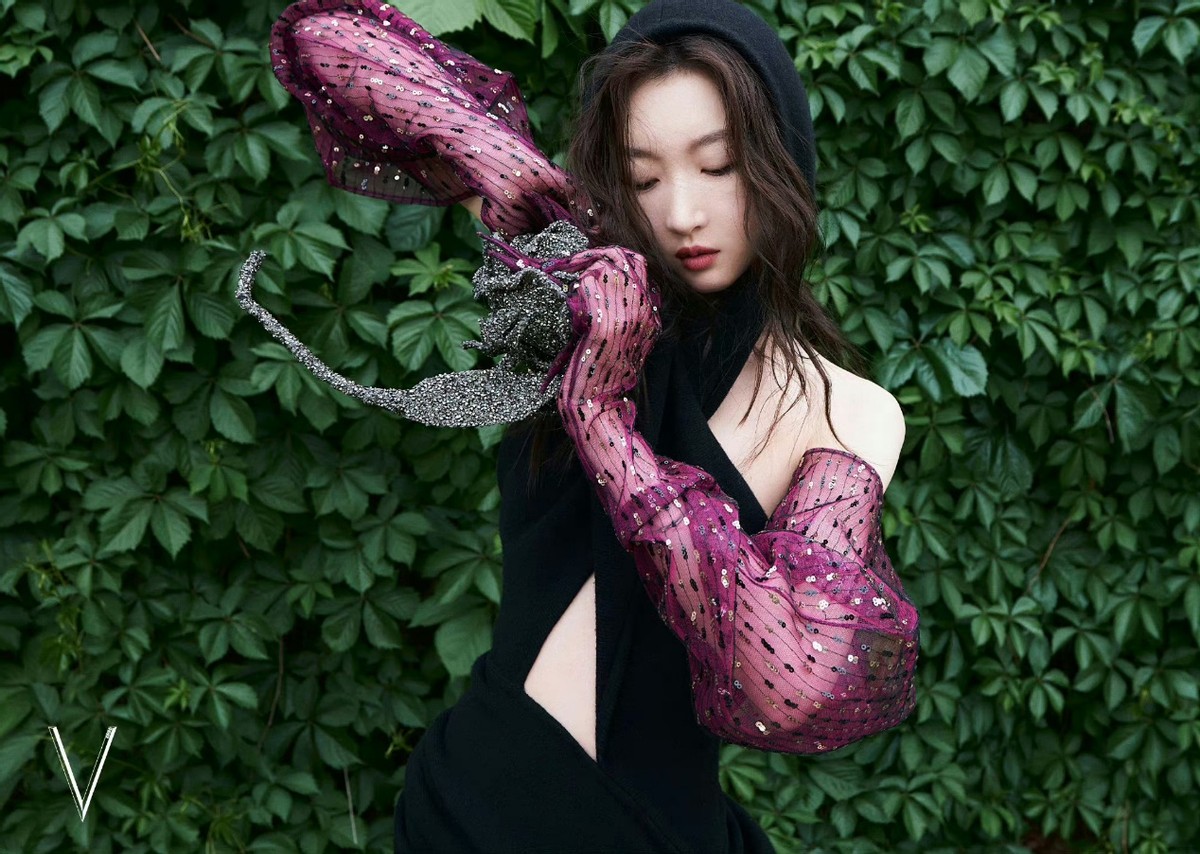 周冬雨巴黎时装周看秀造型,周冬雨vogue活动造型同款模特衣服