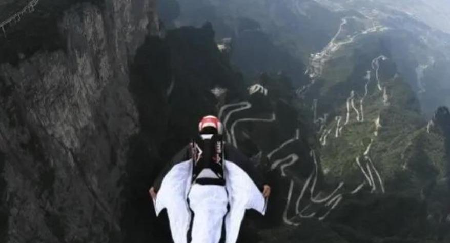 2020年,大四女生刘安在天门山翼装飞行时遇难,极限运动值得吗?