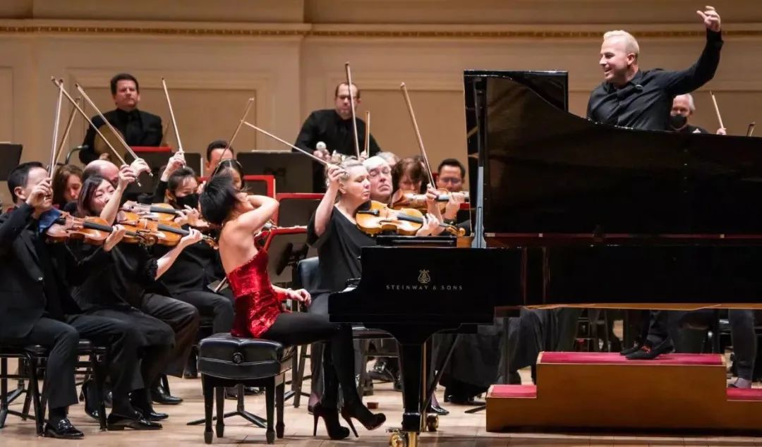 她穿紧身超短裙被骂18禁，手指狂飙4小时后，却让指挥家当场跪拜