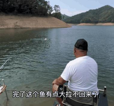 钓鱼硬把鱼拖上岸,鱼竿被鱼拖下水的瞬间