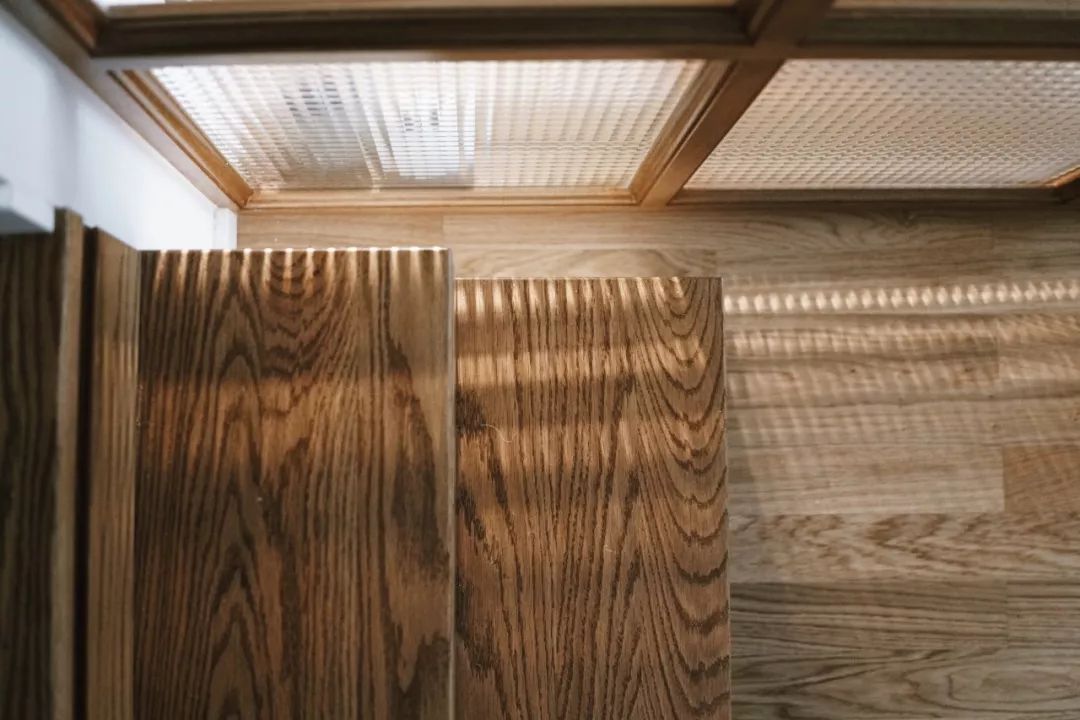 她买下32㎡老旧学区房，为女儿打造小桃园，还有20㎡超舒适大庭院