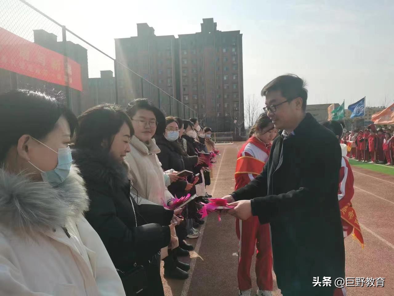 *党**建引领行稳致远，红色育人谱写新篇菏泽市巨野县永丰办站前小学举行2023年春季开学典礼暨新学期思政第一课