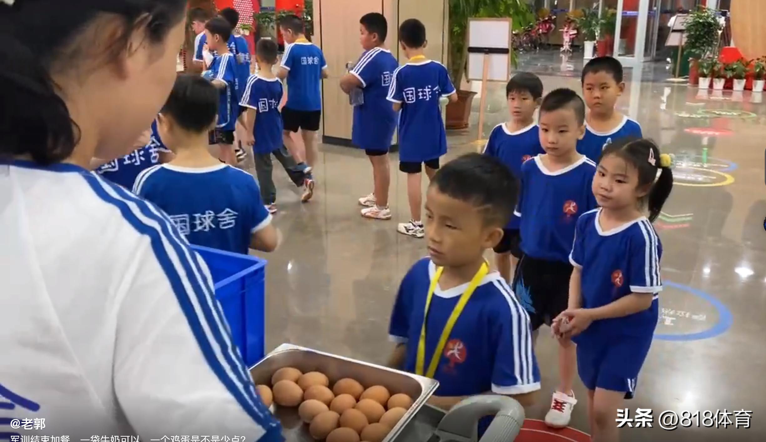 笑喷!王楠巨富老公晒女儿笑笑军训同手同脚:顺拐可能是遗传,像妈!