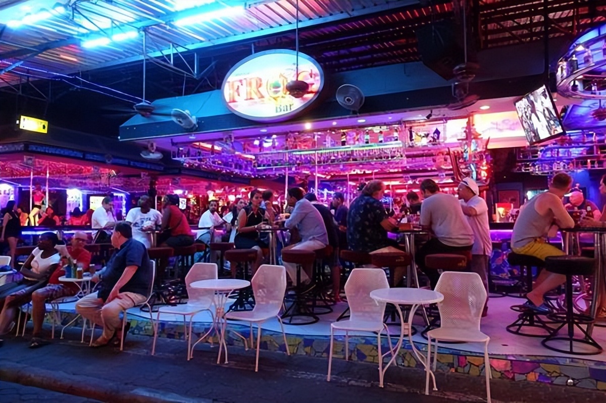 泰国国王普密蓬出行,泰国王室出行