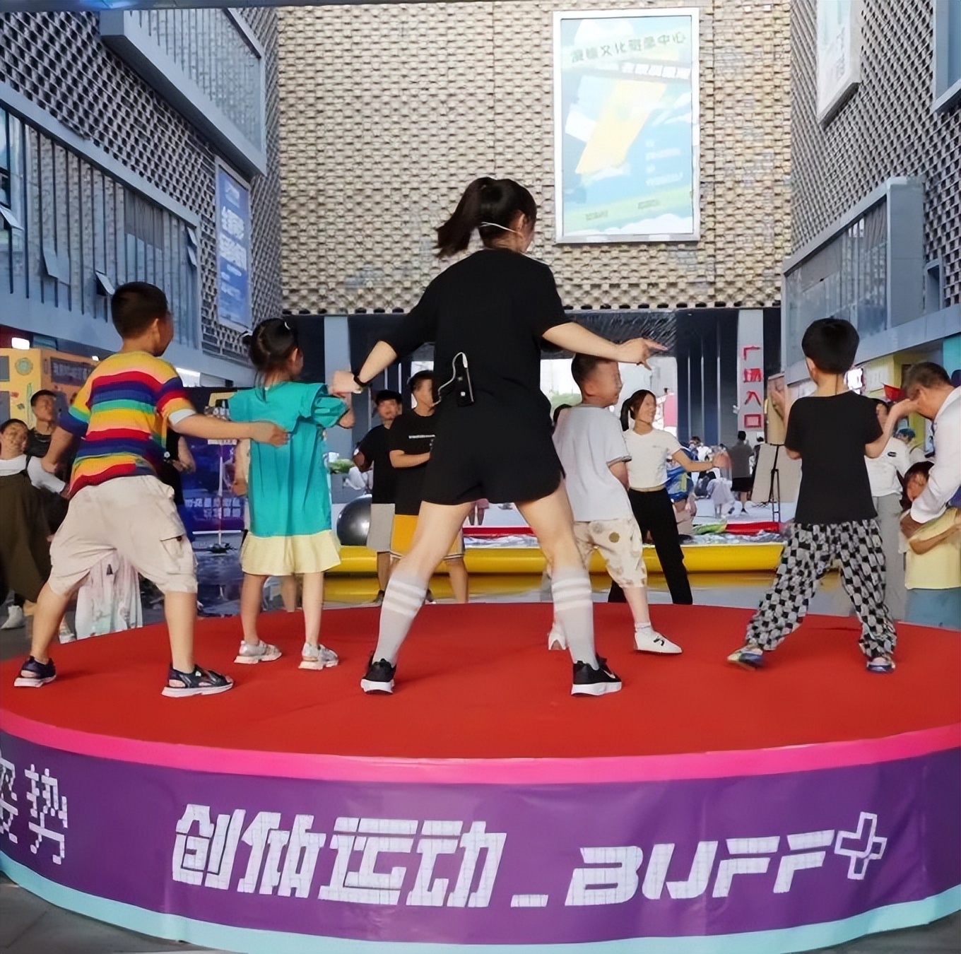 1000平方的健身房器械要多少钱,健身房健身一般需要多少钱