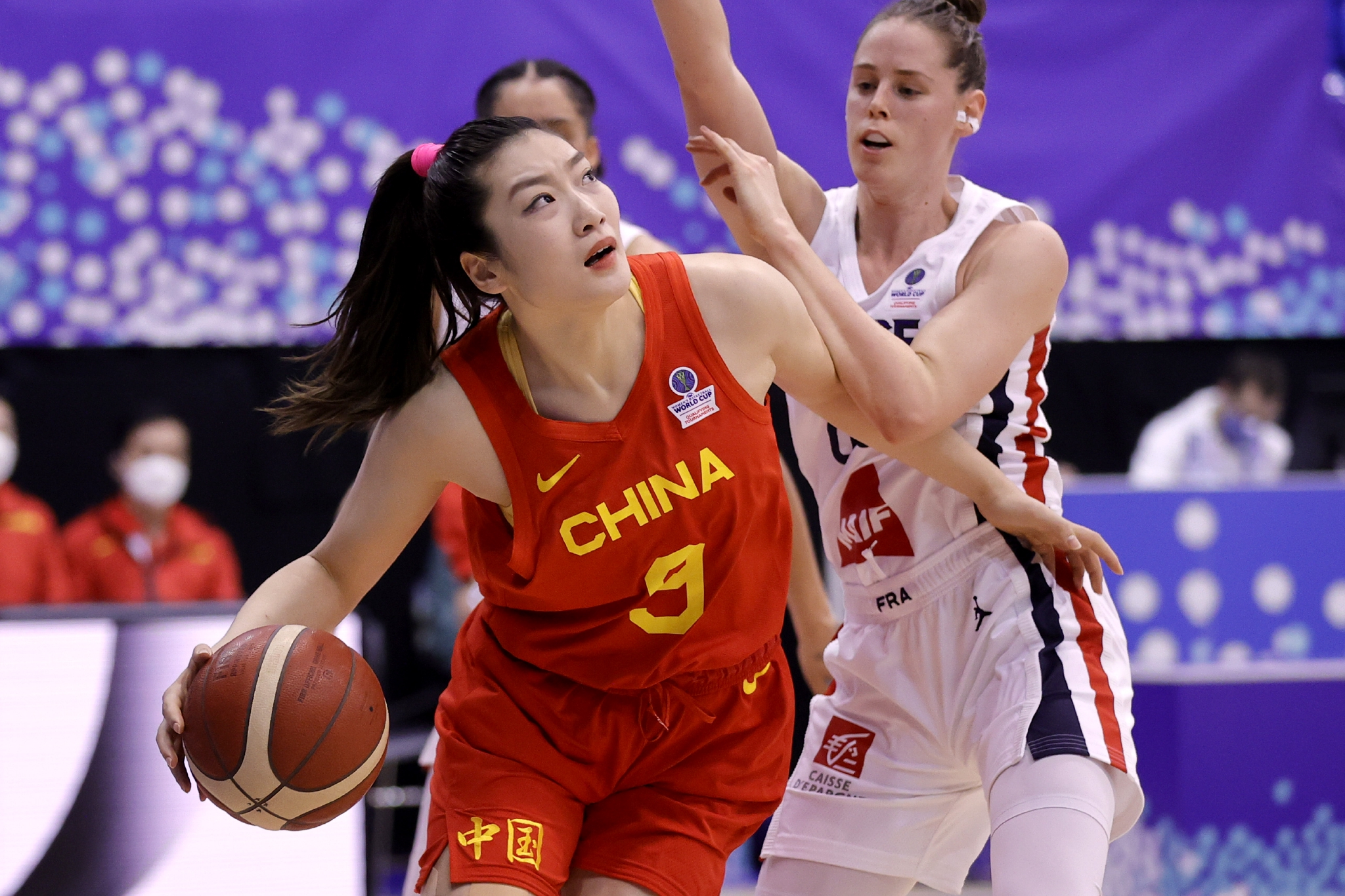 李梦场上换球衣视频是真的吗,李梦场边更换球衣视频