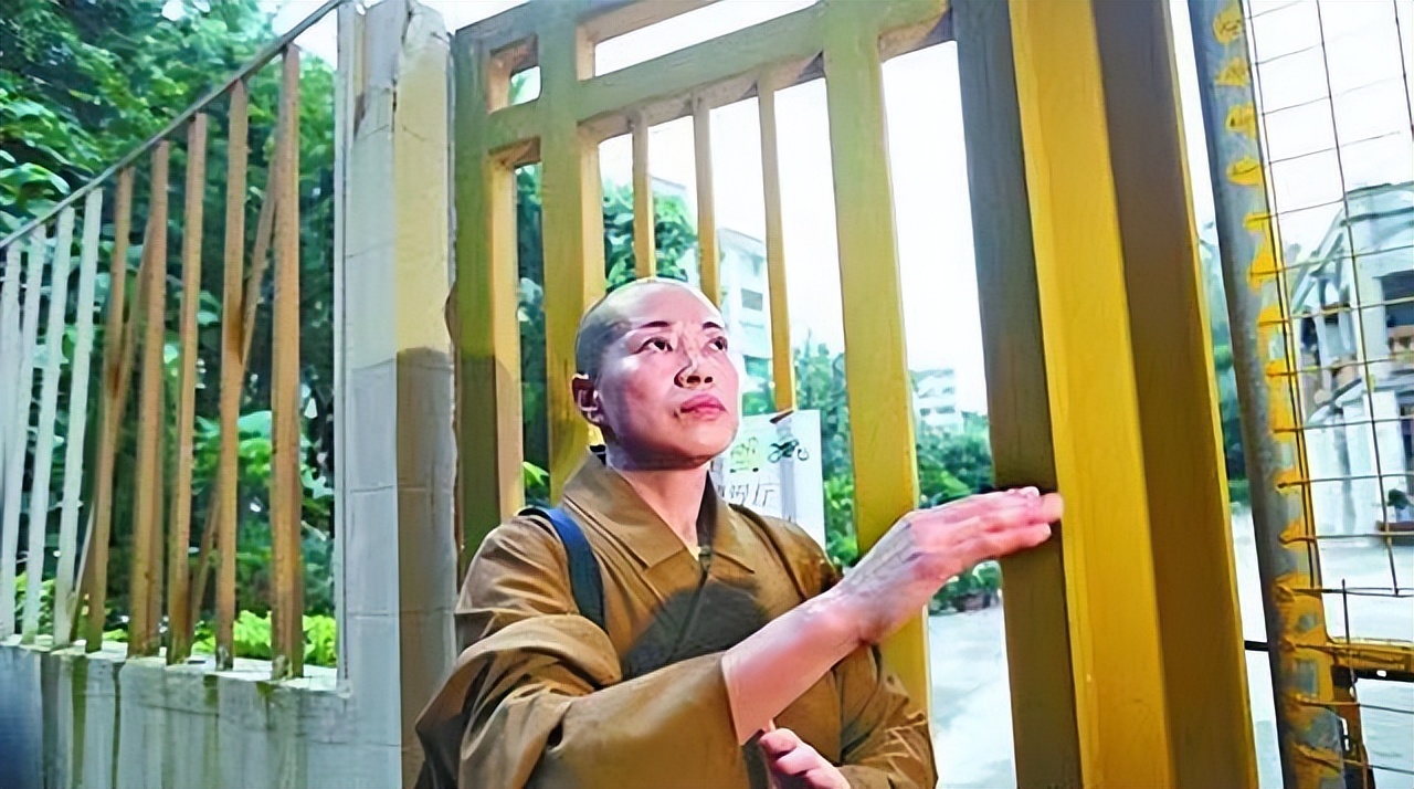 10年前，女住持戴假发穿黑丝跟和尚同居，开豪车住别墅用新款手机