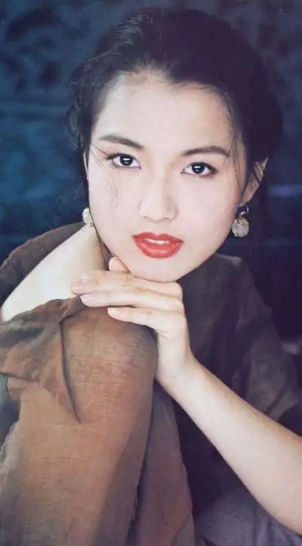 50多岁的郑秀文自律使身材曼妙 (50岁的郑秀文迎来了她的时髦巅峰)