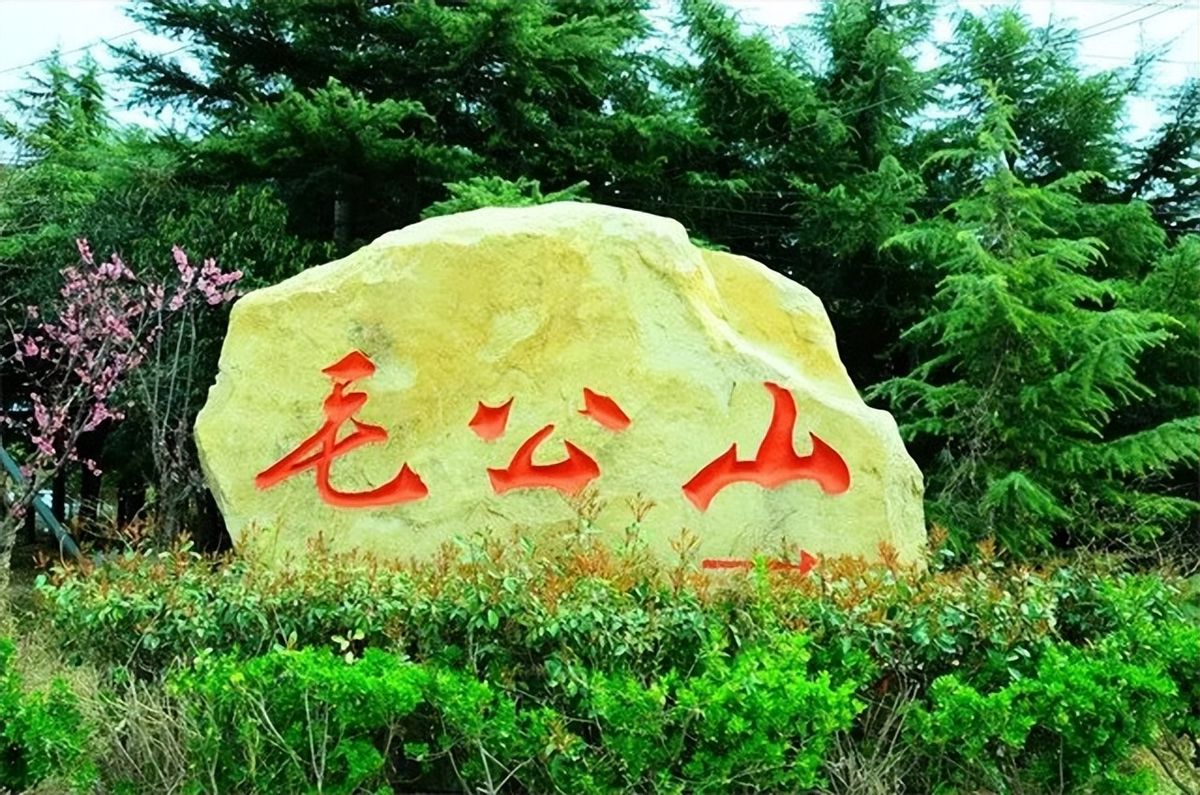 干部发现山头长得像毛主席，孔令华初见落泪，李讷感叹：太像了