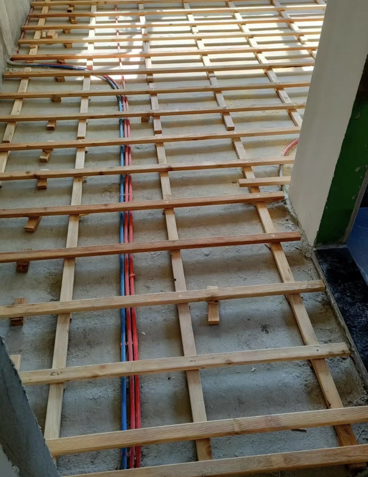 木地板铺地面好还是瓷砖好,木地板是实木还是复合的好