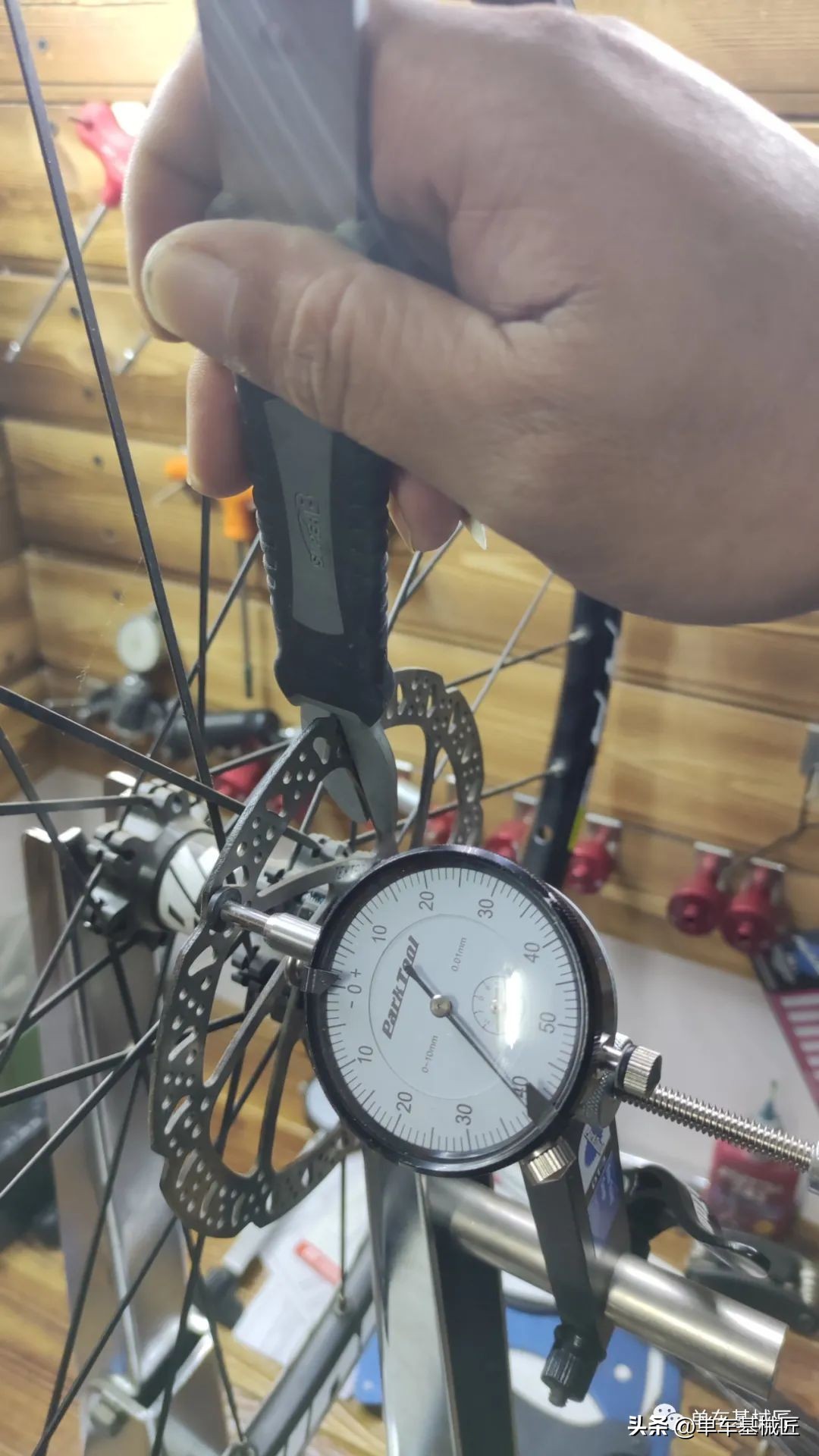 山地车旋式碟刹盘拆解,山地车机械式碟刹片更换教程