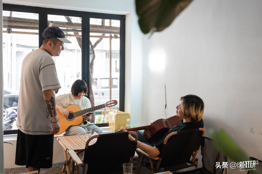 这家鼓手开的咸鱼咖啡，用音乐和咖啡「摆烂」