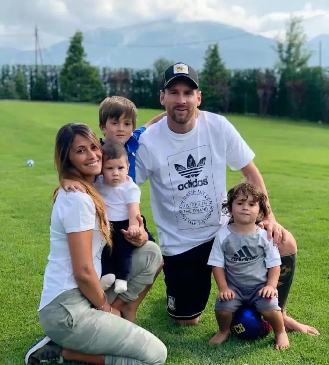 足球场上显英姿,足球场上惊鸿一瞥