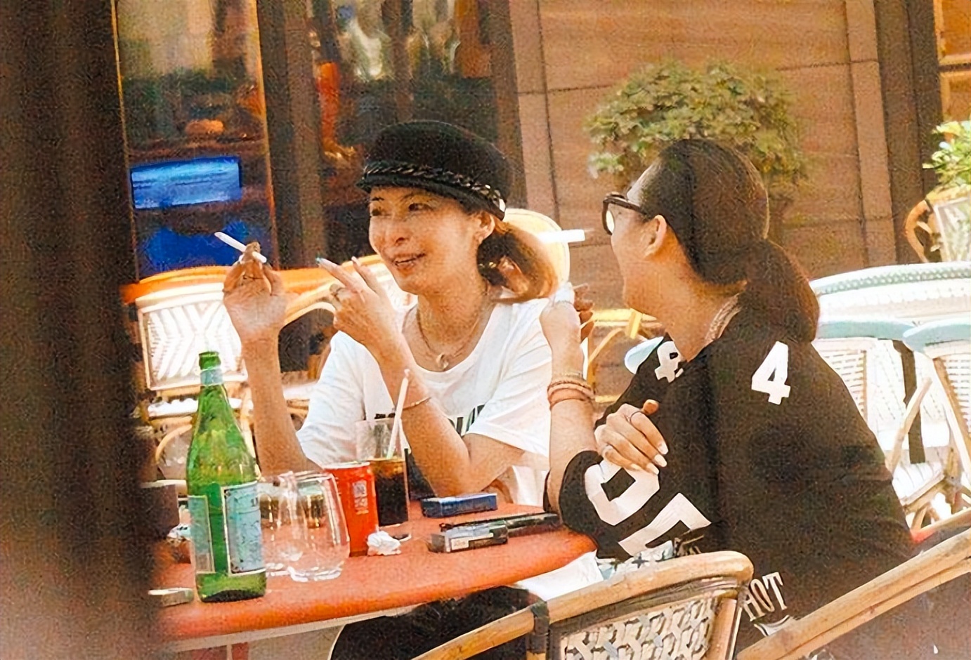 38岁女星怀孕七个月吸烟,38岁女星怀孕7个月吸烟