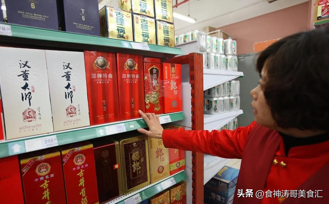 不同收入的人喝酒都是什么样子,不同收入人群喝酒档次