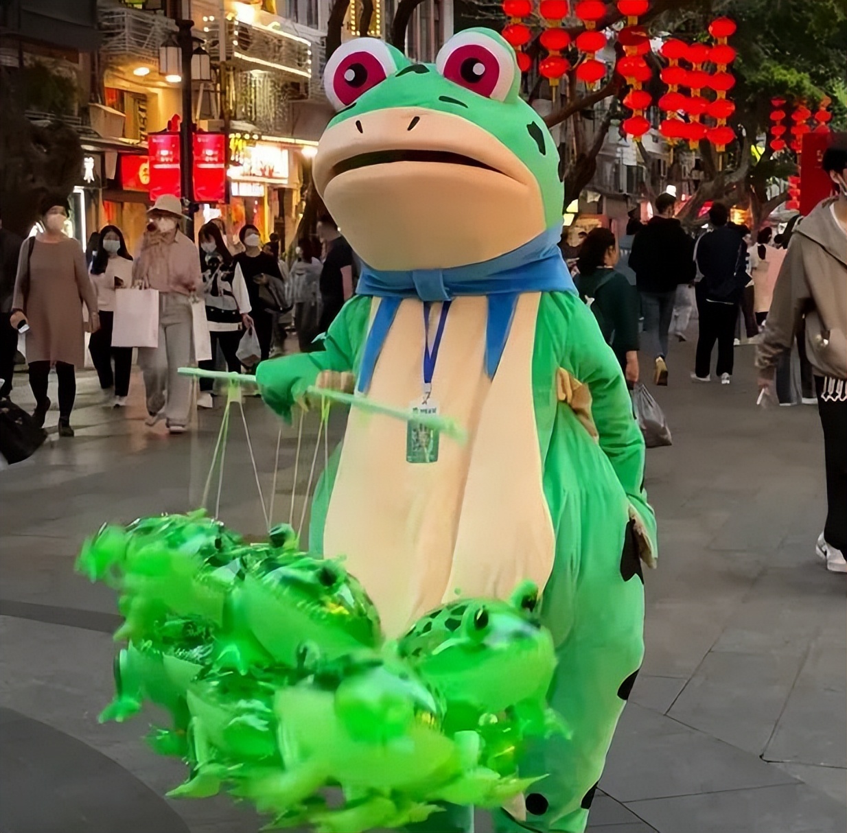 90后夫妻摆摊月入9000央视报道,95后夫妻摆摊卖土豆一日营业额9000