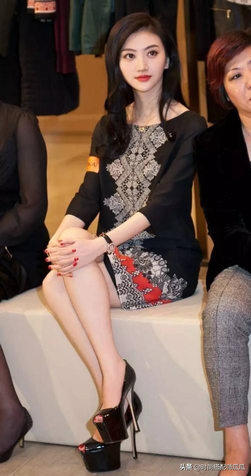 奔四奔五穿什么裙子好看,奔四奔五女人穿西服好看吗