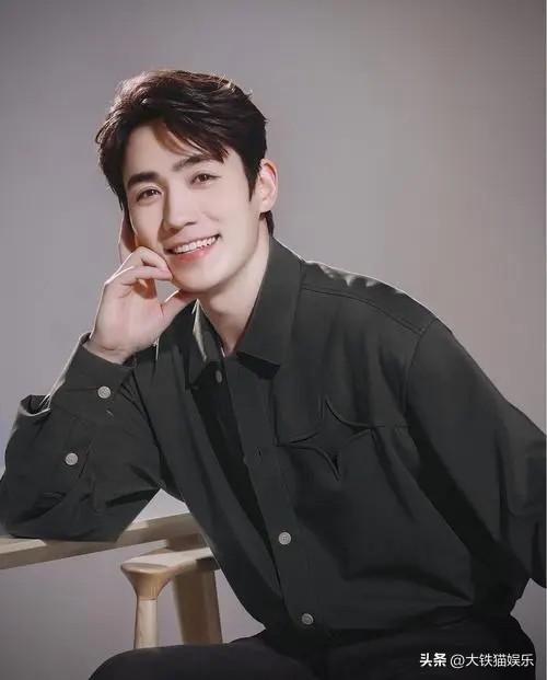 穿“黑衬衫”好看的男明星，只服这7位，个个长身玉立，贵气逼人