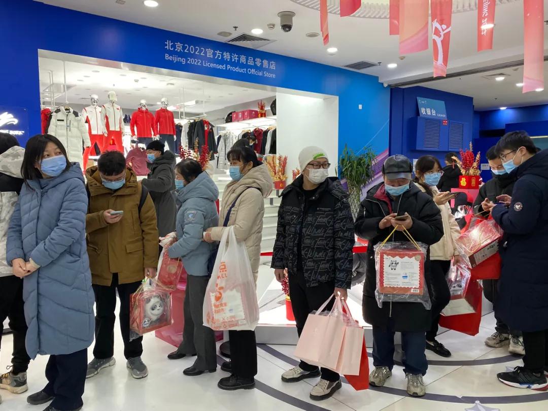 我在寒风中排队3小时，冻成冰墩墩，也没抢到冰墩墩