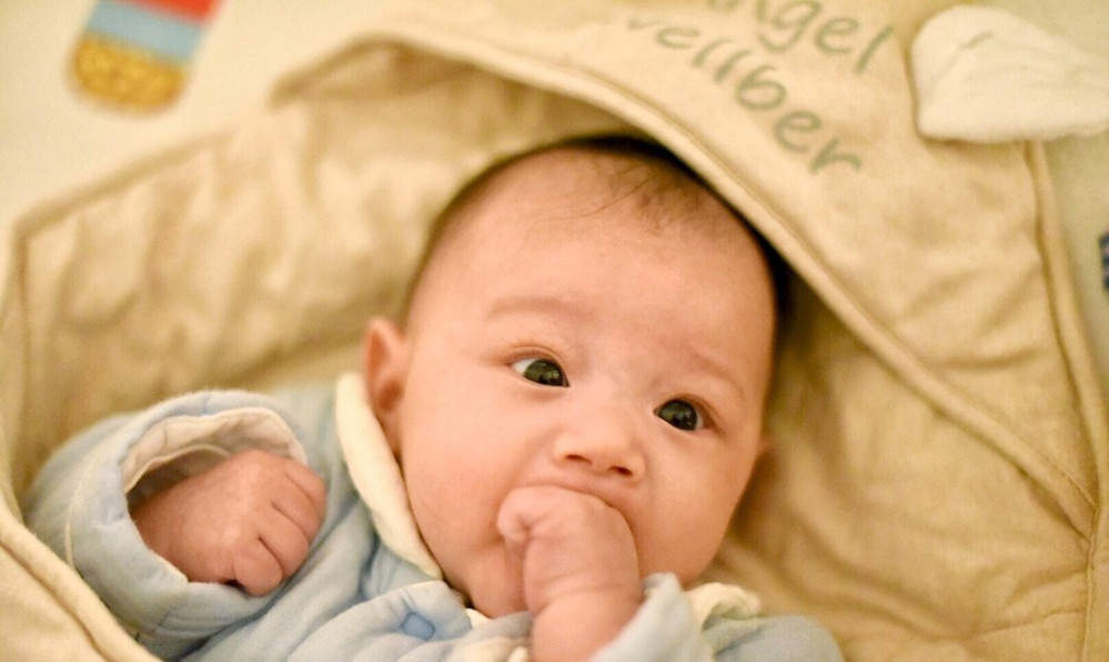 育儿分享宝宝总啃手指怎么办,小学小孩喜欢啃手指甲怎么纠正