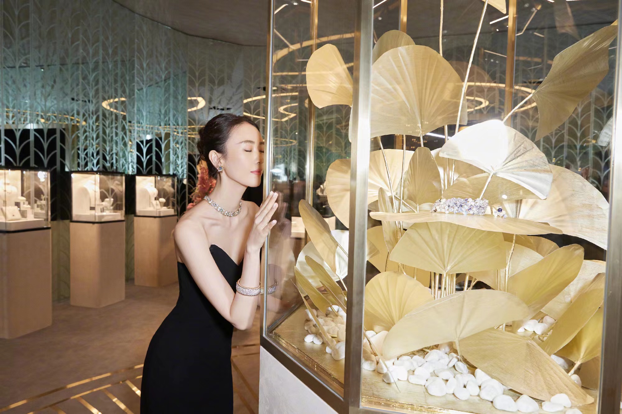 周大福计划再开5000家店,为什么珠宝店看着没什么客流,也没倒闭