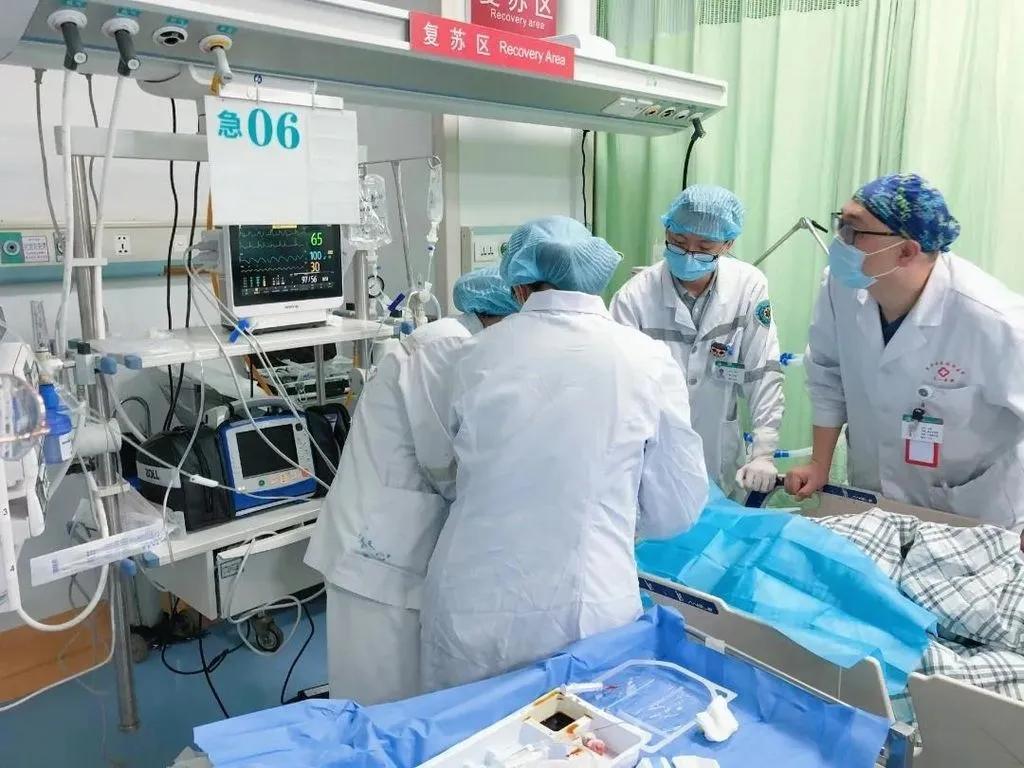 年轻男子突发肩疼,男子胸痛到医院检查突然抢救