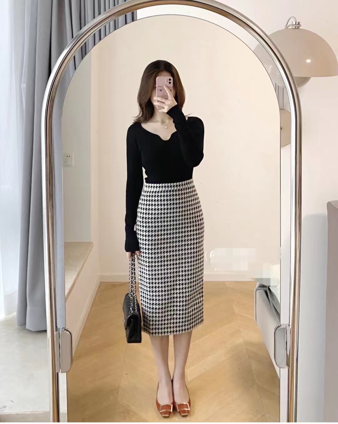 千鸟格半身裙秋冬款a字版30岁,黑白千鸟格半身裙配原绒色毛衫