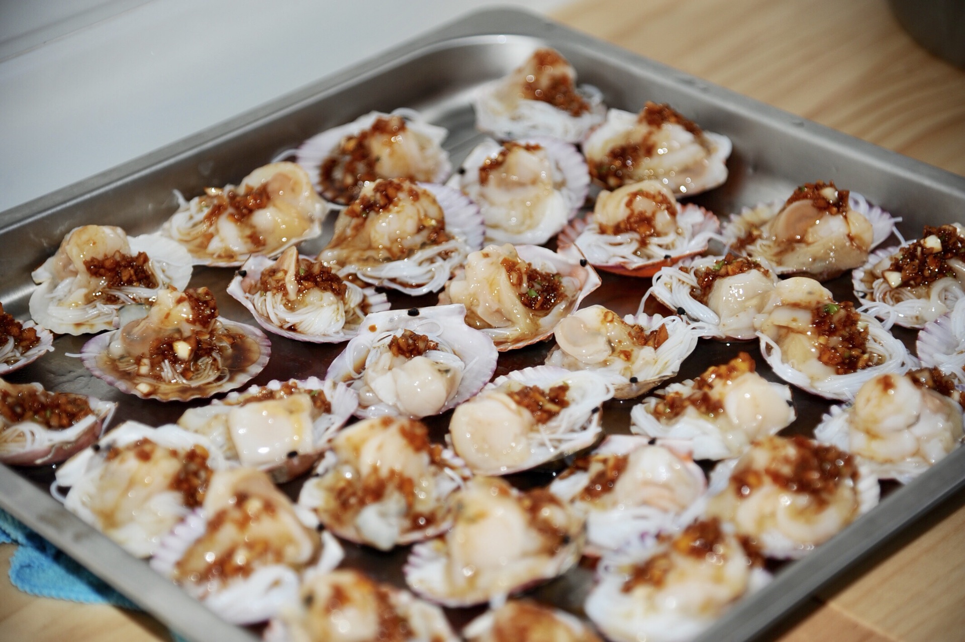 蒜蓉粉丝蒸扇贝好吃得不得了,蒜蓉粉丝蒸扇贝香辣爽口过瘾