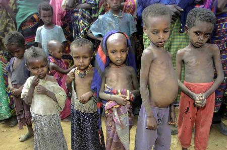 非洲大饥荒有多可怕？1年饿死1600万人，吃野草充饥犹如人间炼狱