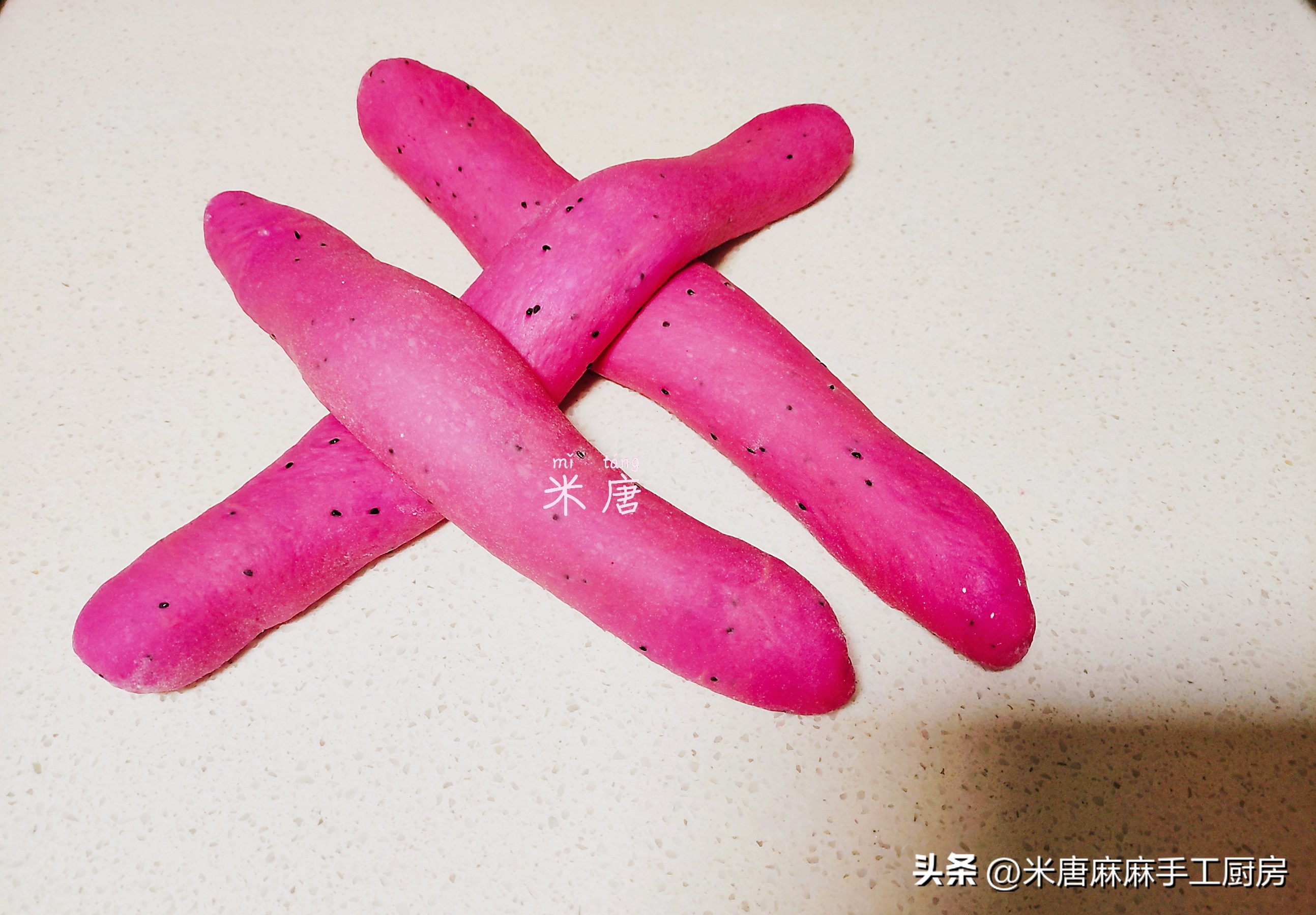 米唐麻麻玩转面团：#吐司日记#火龙果蔓越莓乳酪吐司