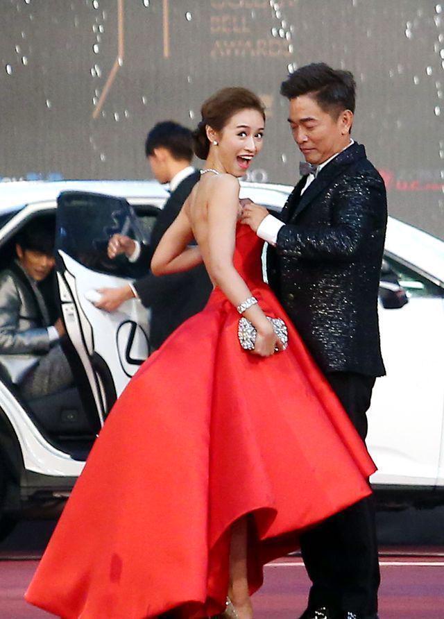 嘴对嘴接吻，当众强吻30岁女儿，没边界感的明星父母有多离谱？