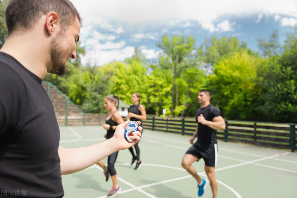 徒手深蹲高难度动作练大腿根肌肉,徒手深蹲锻炼腿部肌肉