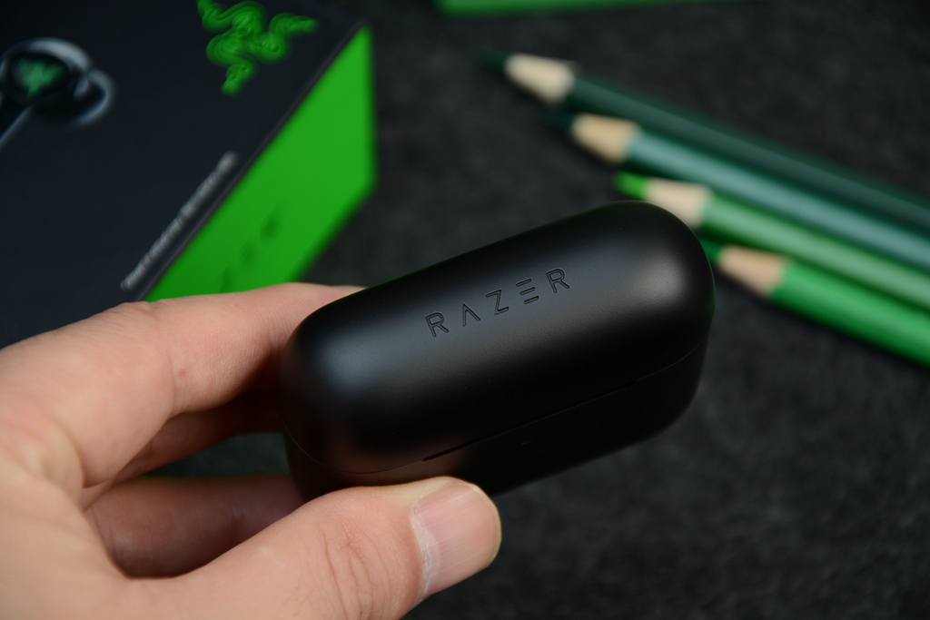 RGB灯、主动降噪，灯厂代表作，雷蛇战锤狂鲨真无线二代耳机开箱