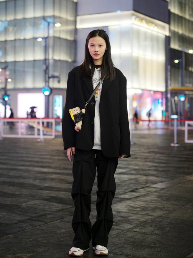 穿来穿去还是板鞋舒服,穿来穿去还是黑裤子最百搭