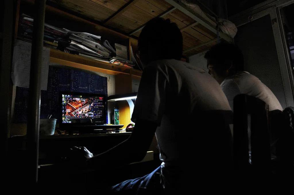 现在的大学生每天都在干嘛？为什么很多连毕业证都混不到？