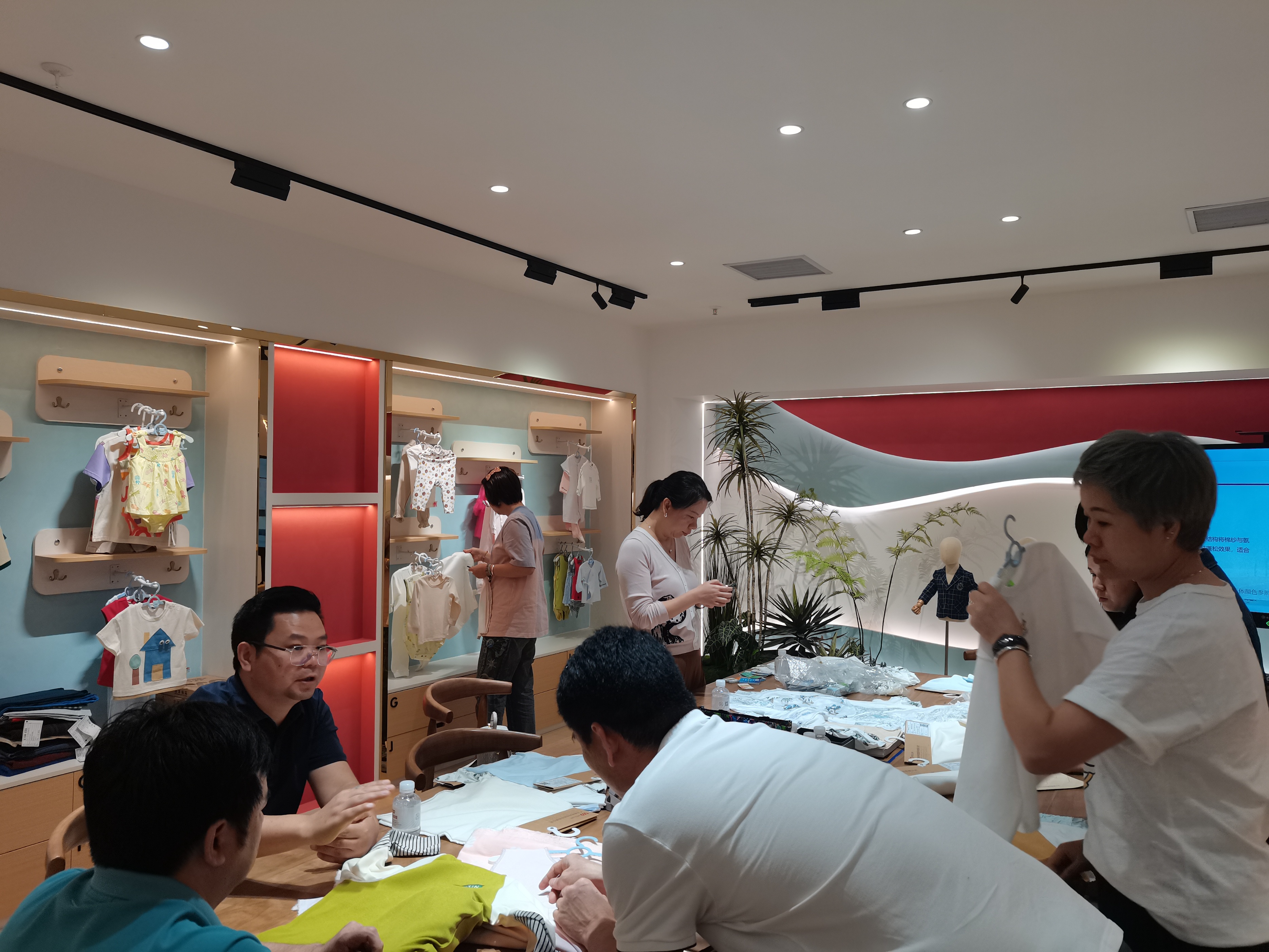 英氏组团到访参观伟纶科技有限公司