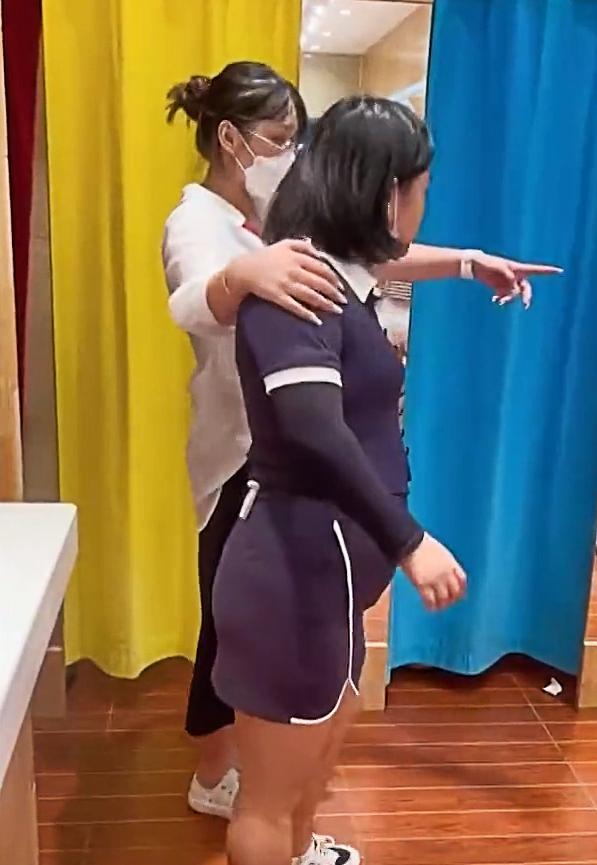 福建，女子买衣服试穿勒出一身赘肉，导购为赚钱直夸身材太好